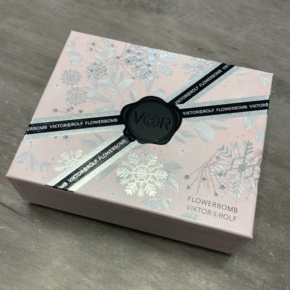 Viktor & Rolf
Flowerbomb Eau de Parfum Gift Set ๐๐ - Picture 2 of 3
